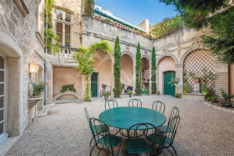 luxury properties in avignon.